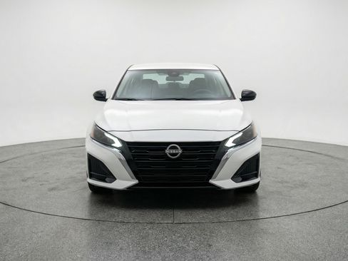 Used 2025 Nissan Altima 2.5 SV FWD image 2