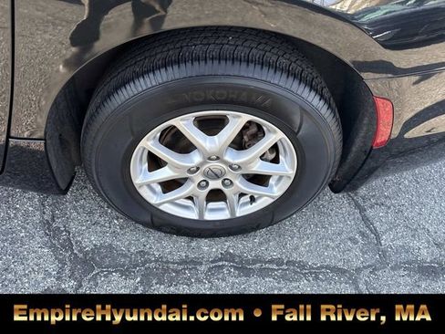 Used 2023 Chrysler Pacifica Touring-L image 13