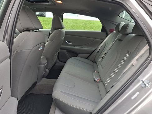 Used 2025 Hyundai Elantra SEL image 11