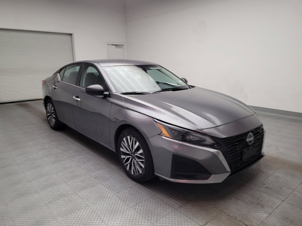 Used 2025 Nissan Altima 2.5 SV FWD image 13