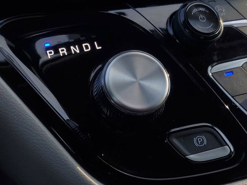 Used 2024 Chrysler Pacifica Touring-L image 29