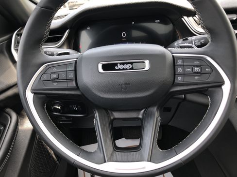 Used 2023 Jeep Grand Cherokee Altitude AWD/4WD image 11