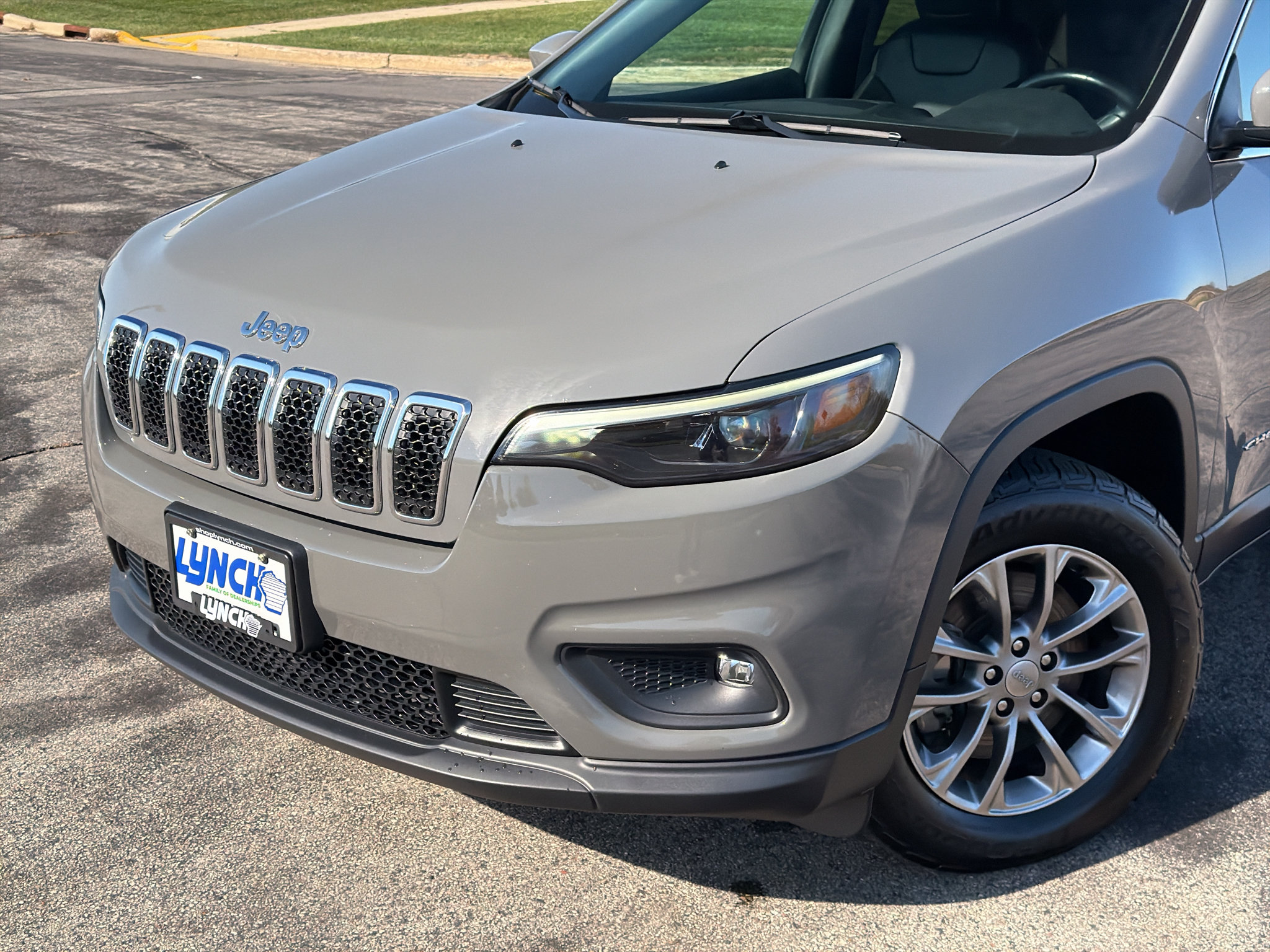 Used 2020 Jeep Cherokee Latitude Plus w/ Cold Weather Group AWD/4WD image 8