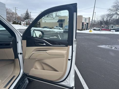 Used 2021 Cadillac Escalade Premium Luxury w/ Performance Package image 18