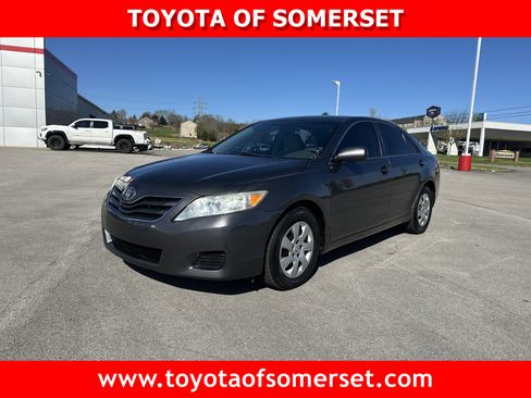 Used 2011 Toyota Camry LE image 1