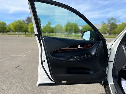 Used 2016 INFINITI QX50 2WD w/ Deluxe Touring Package image 9