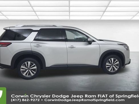 Used 2025 Nissan Pathfinder SL image 16