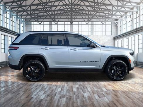 New 2025 Jeep Grand Cherokee Altitude image 3