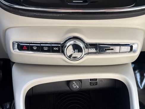 Used 2019 Volvo XC40 T4 Momentum FWD image 24