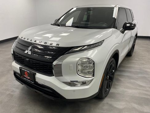 Used 2023 Mitsubishi Outlander SE Black Edition AWD/4WD image 2