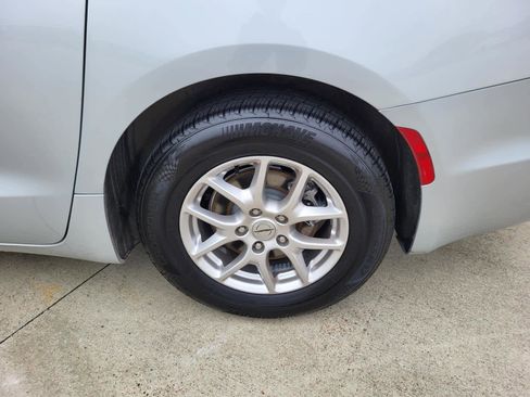 Used 2024 Chrysler Pacifica Touring-L image 27