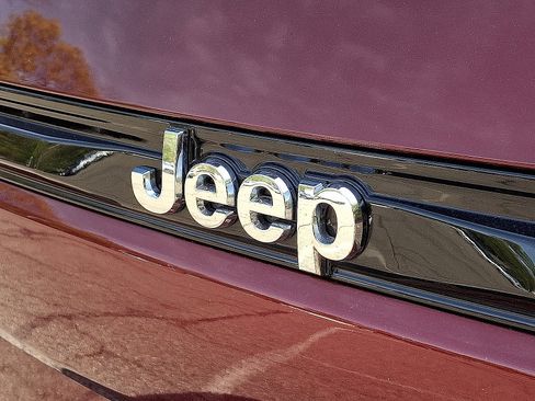 Certified 2023 Jeep Grand Cherokee Limited AWD/4WD image 31