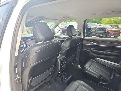 Used 2023 Jeep Grand Cherokee L Limited AWD/4WD image 16
