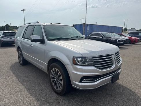 Used 2015 Lincoln Navigator 4WD image 3