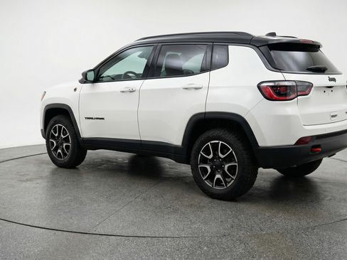 Used 2025 Jeep Compass Trailhawk AWD/4WD image 6
