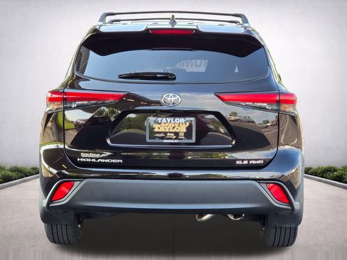 Used 2022 Toyota Highlander XLE AWD/4WD image 6