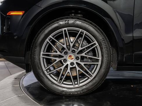 Used 2025 Porsche Cayenne AWD/4WD image 11