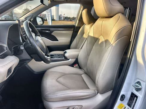 Used 2023 Toyota Highlander Limited image 11