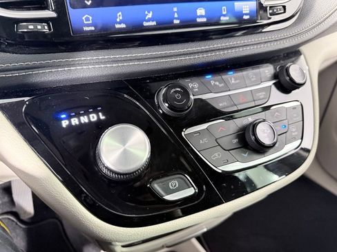 Used 2022 Chrysler Pacifica Touring-L w/ Uconnect Theater Family Group image 20