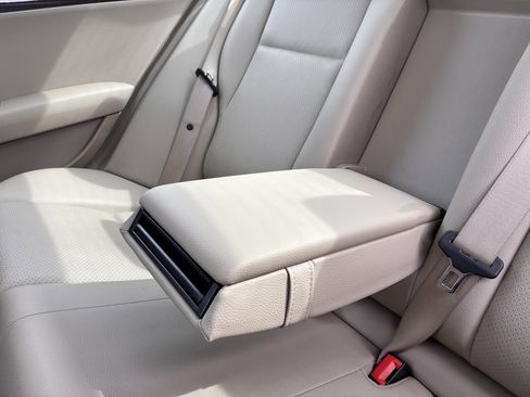 Used 2012 Mercedes-Benz C 250 Sedan image 33