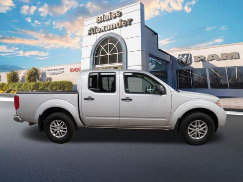 Used 2018 Nissan Frontier SV AWD/4WD image 2