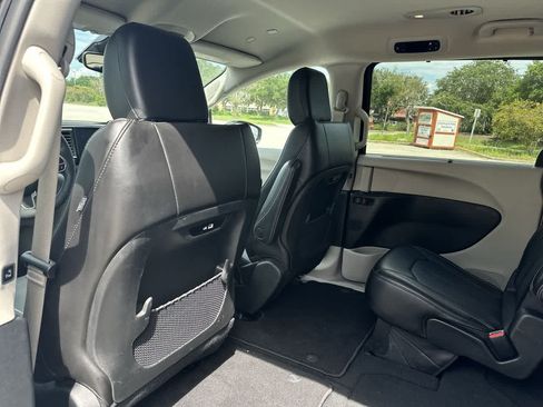 Used 2024 Chrysler Pacifica Touring-L FWD image 22