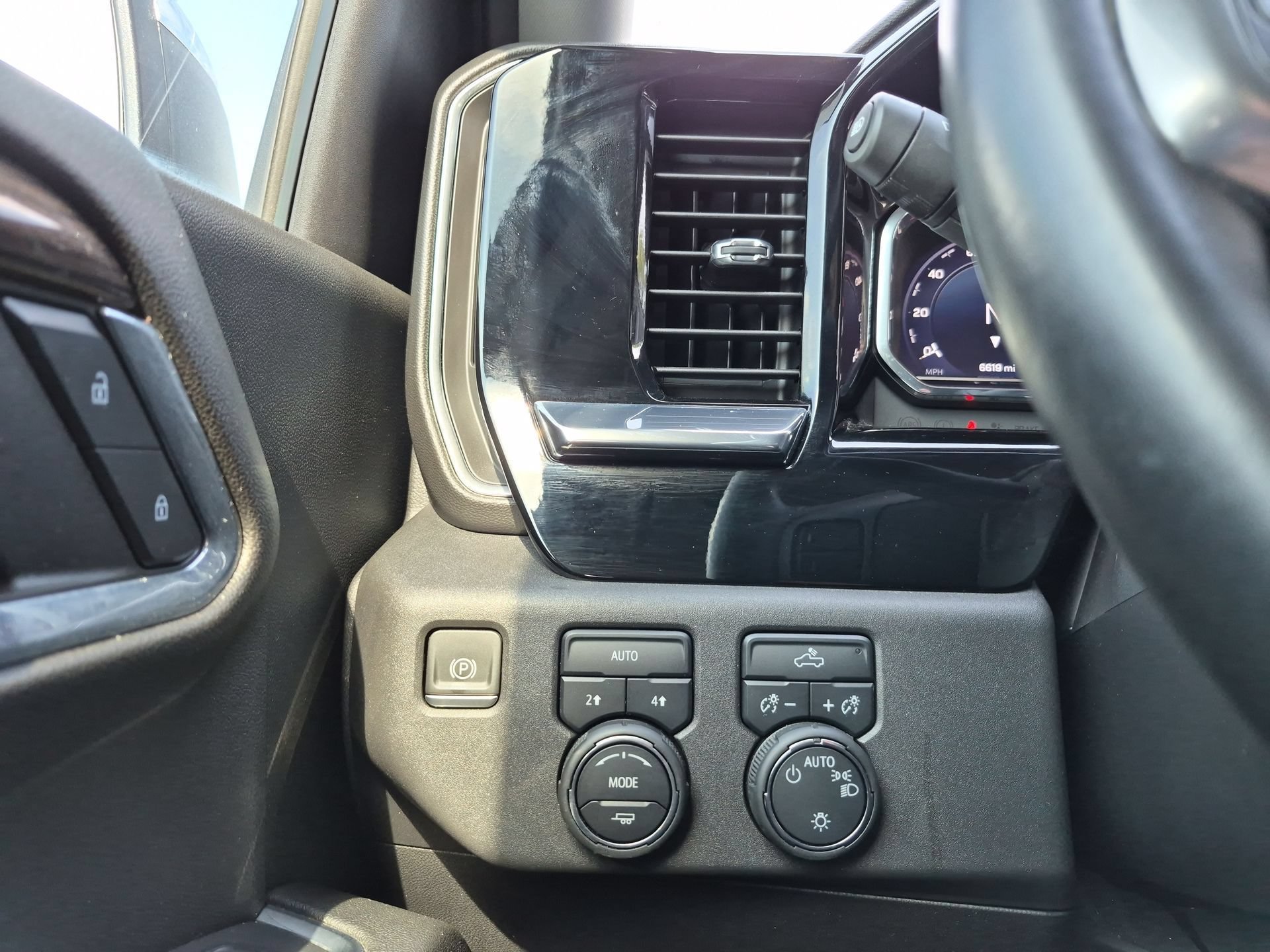 Certified 2024 Chevrolet Silverado 1500 LT AWD/4WD image 18