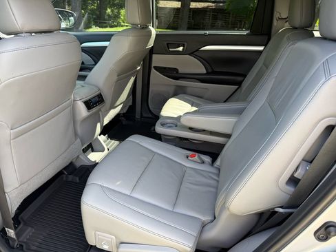 Used 2019 Toyota Highlander XLE FWD image 31