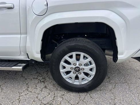 Used 2025 Toyota Tacoma SR5 AWD/4WD image 5