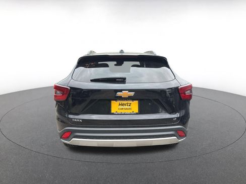 Used 2025 Chevrolet Trax LT FWD image 6