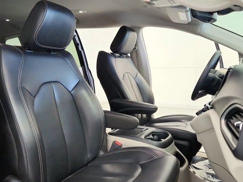 Used 2023 Chrysler Pacifica Touring-L FWD image 31