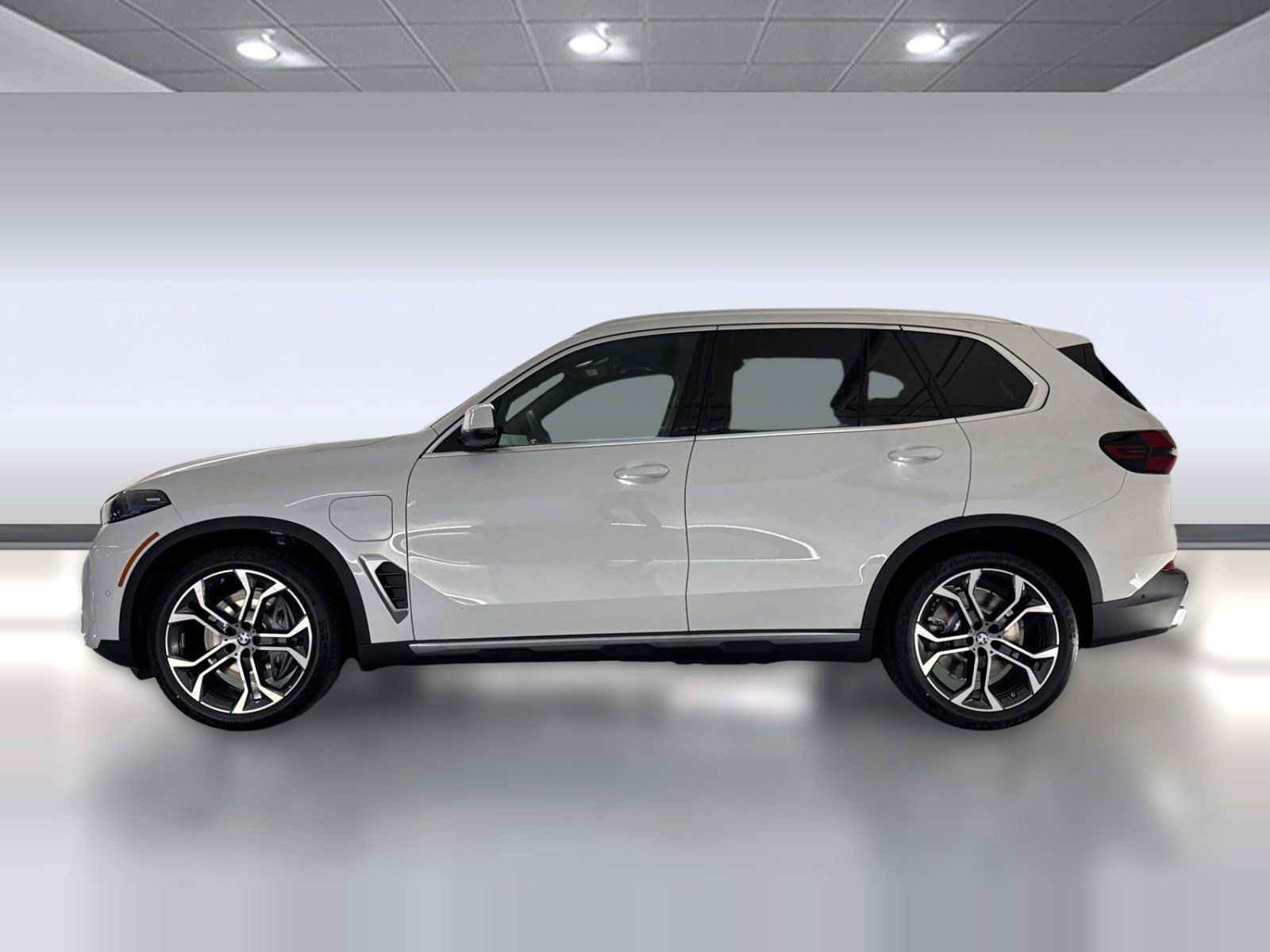 Used 2026 BMW X5 xDrive50e w/ Climate Comfort Package AWD/4WD image 2