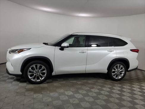 Used 2023 Toyota Highlander Limited FWD image 6