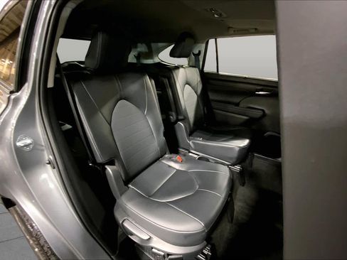 Used 2025 Toyota Highlander XLE AWD/4WD image 20