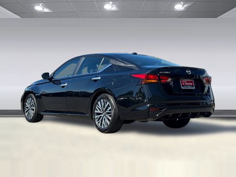 Used 2025 Nissan Altima 2.5 SV FWD image 3