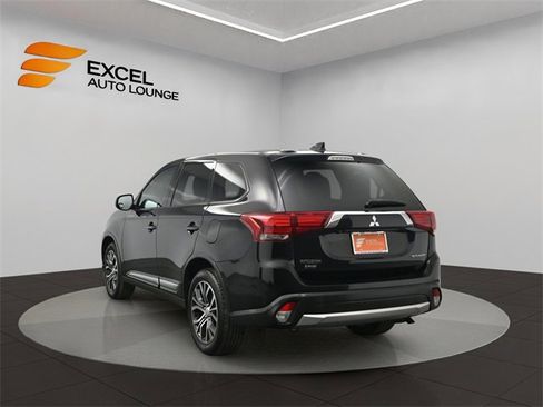 Used 2018 Mitsubishi Outlander SE image 3