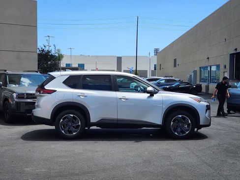 Used 2024 Nissan Rogue SV FWD image 8