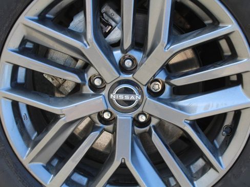 Used 2023 Nissan Rogue S image 17