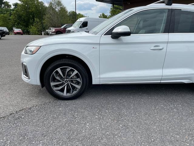 Used 2022 Audi Q5 2.0T Premium Plus w/ Premium Plus Package AWD/4WD image 2