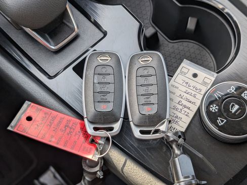 Used 2025 Nissan Rogue SV image 36