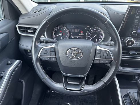 Used 2021 Toyota Highlander XLE AWD/4WD image 14
