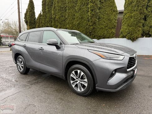 Certified 2023 Toyota Highlander XLE image 1