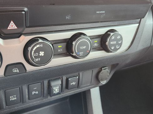 Used 2020 Toyota Tacoma SR5 AWD/4WD image 20