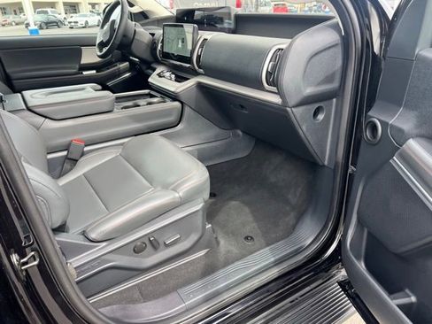 Used 2025 Ford Expedition Active image 17