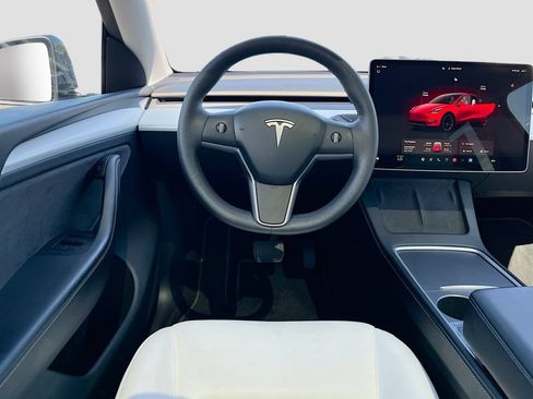 Used 2024 Tesla Model Y Long Range AWD/4WD image 21
