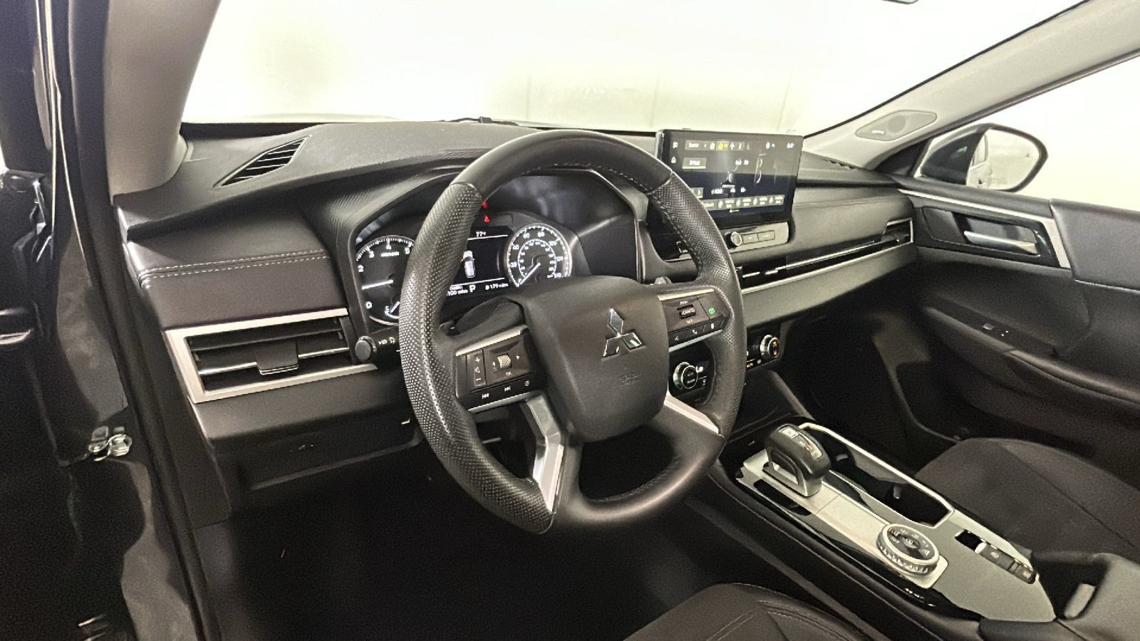 Used 2025 Mitsubishi Outlander SE AWD/4WD image 15