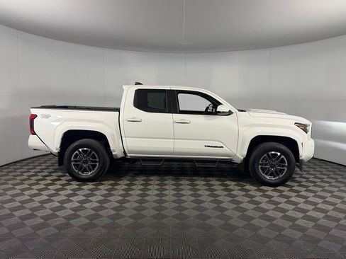 Used 2024 Toyota Tacoma TRD Sport AWD/4WD image 7