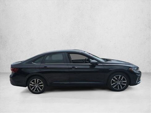Used 2025 Volkswagen Jetta SE FWD image 4