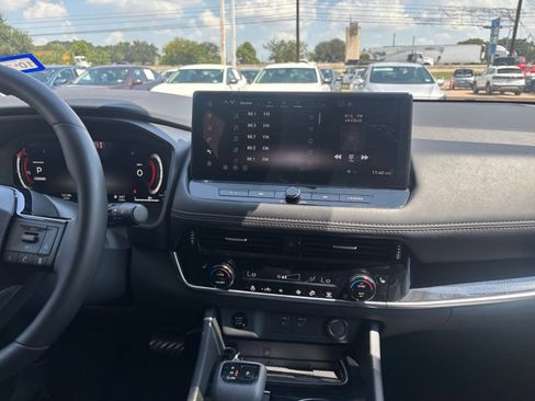 Used 2026 Nissan Rogue SL FWD image 17