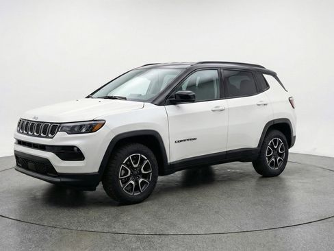 Used 2025 Jeep Compass Trailhawk AWD/4WD image 3